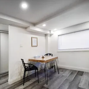 Apartment Renovated Guest Near The Lake & High Park In Toronto!